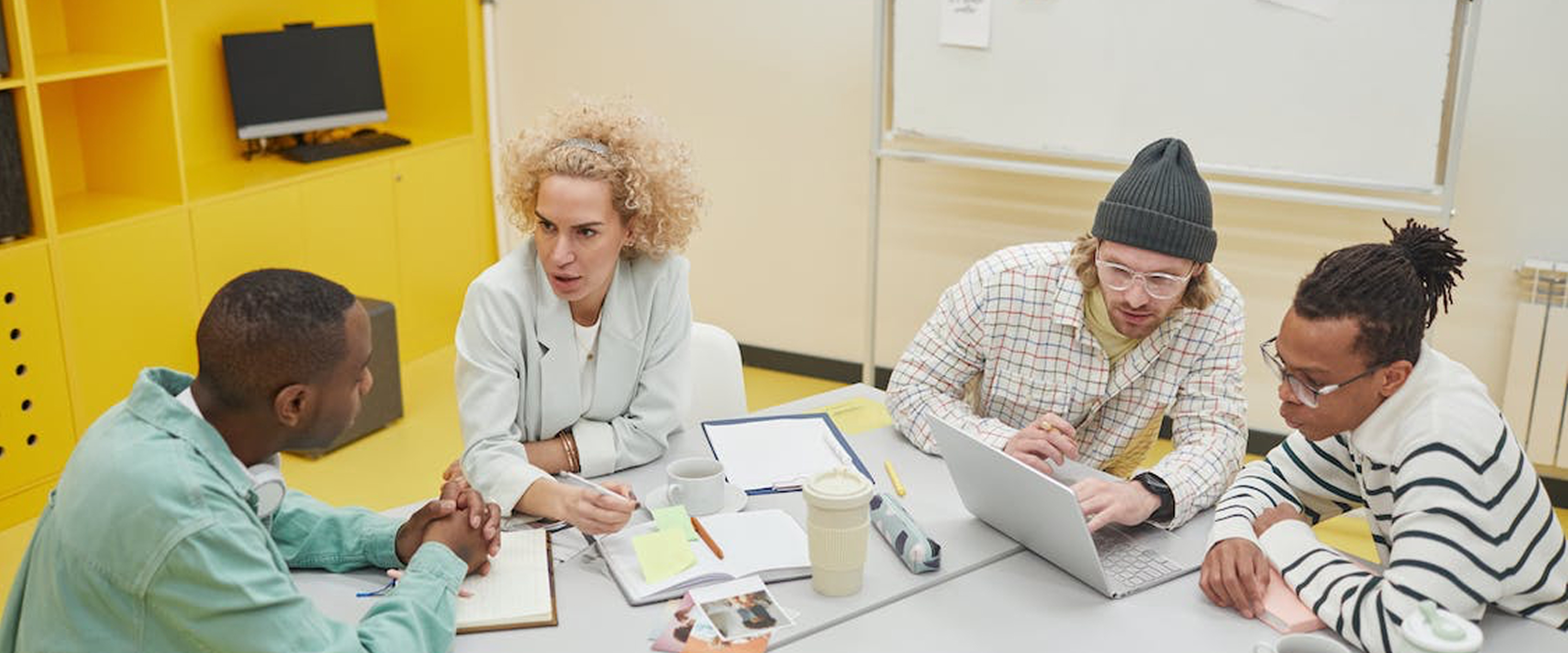 Syntia team working together